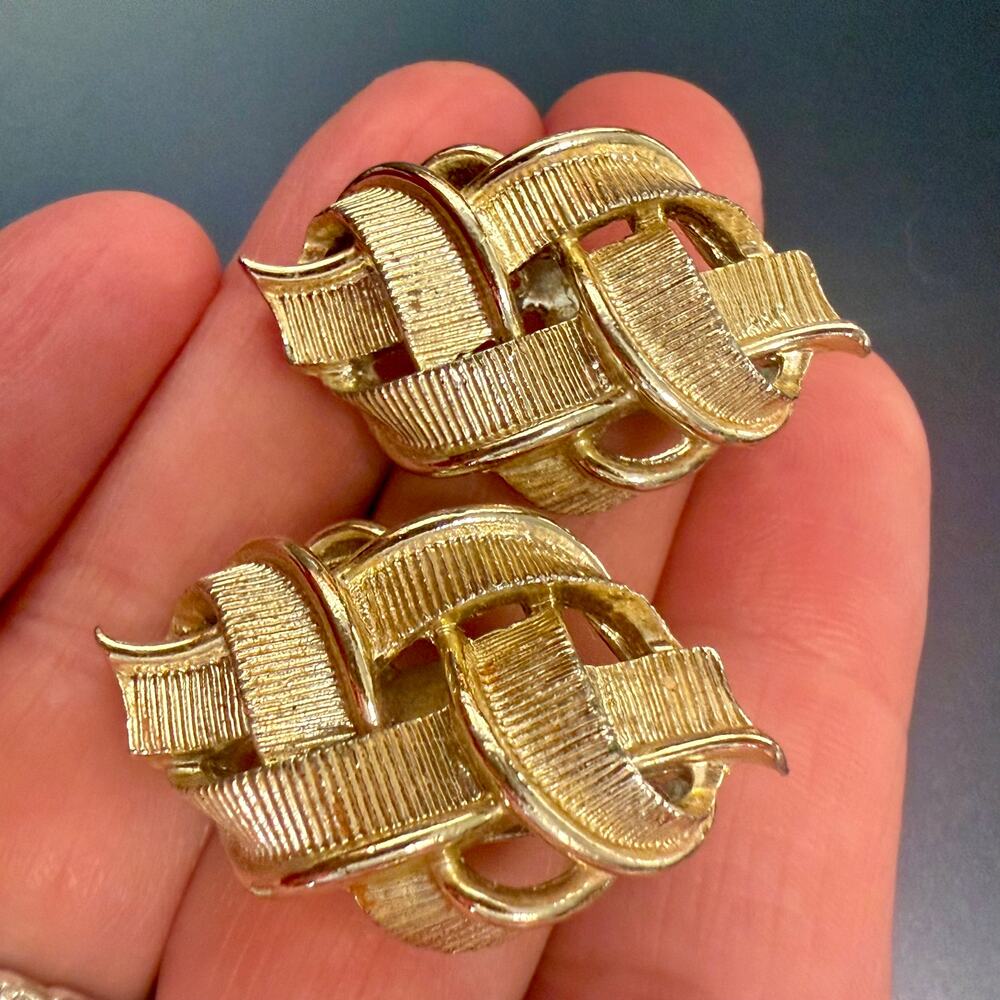 Vintage Lisner Gold Tone Woven Clip On Earrings